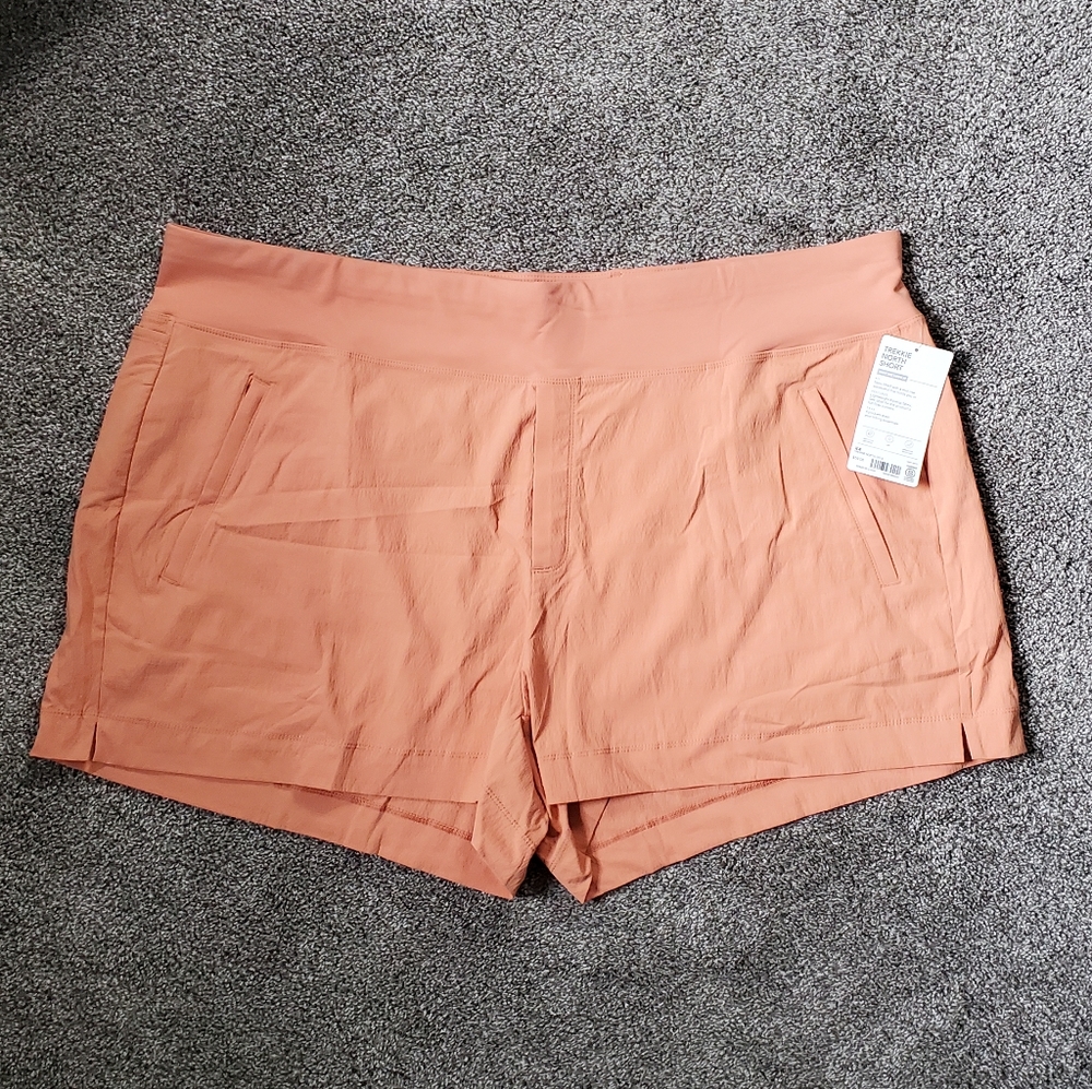 Athleta Trekkie North Short NEW Size 24